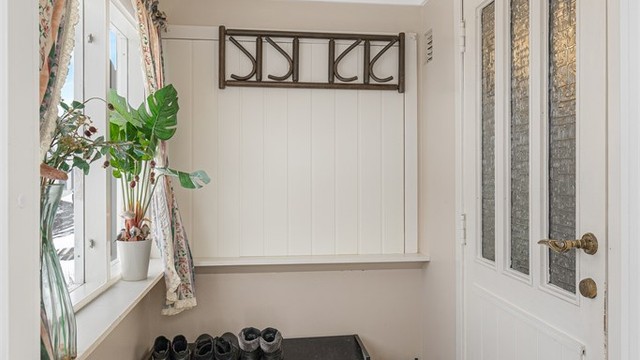 Velkommen inn i en lys entré med overbygget inngangsparti.