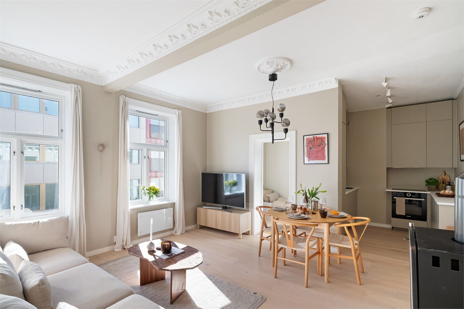 Stort sett alle overflater i leiligheten er sparklet og malt i 2023 i en lun fargepalett.