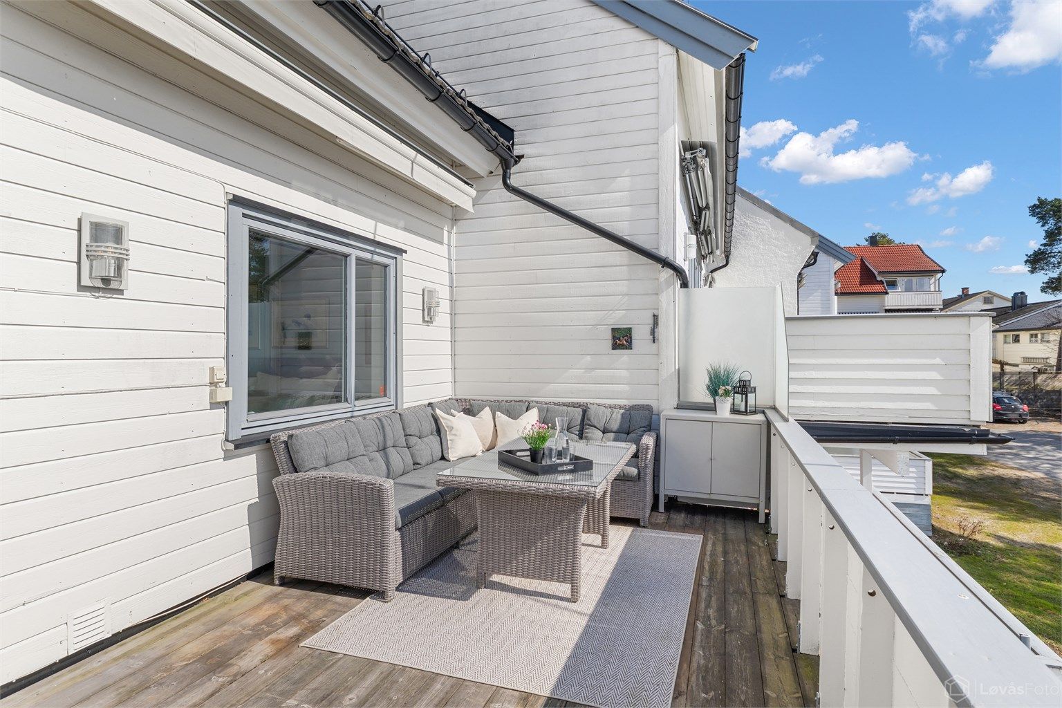 Terrassen er utstyrt med elektrisk markise, utelys og stikkontakt.