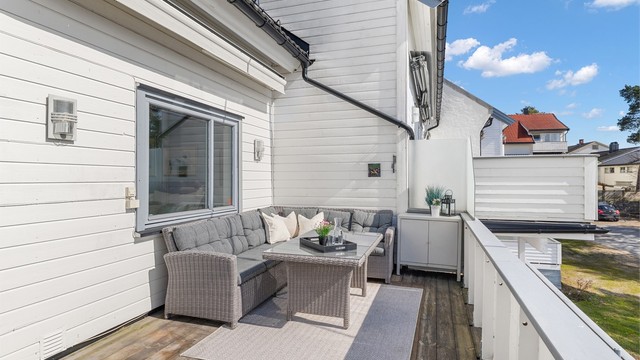 Terrassen er utstyrt med elektrisk markise, utelys og stikkontakt.