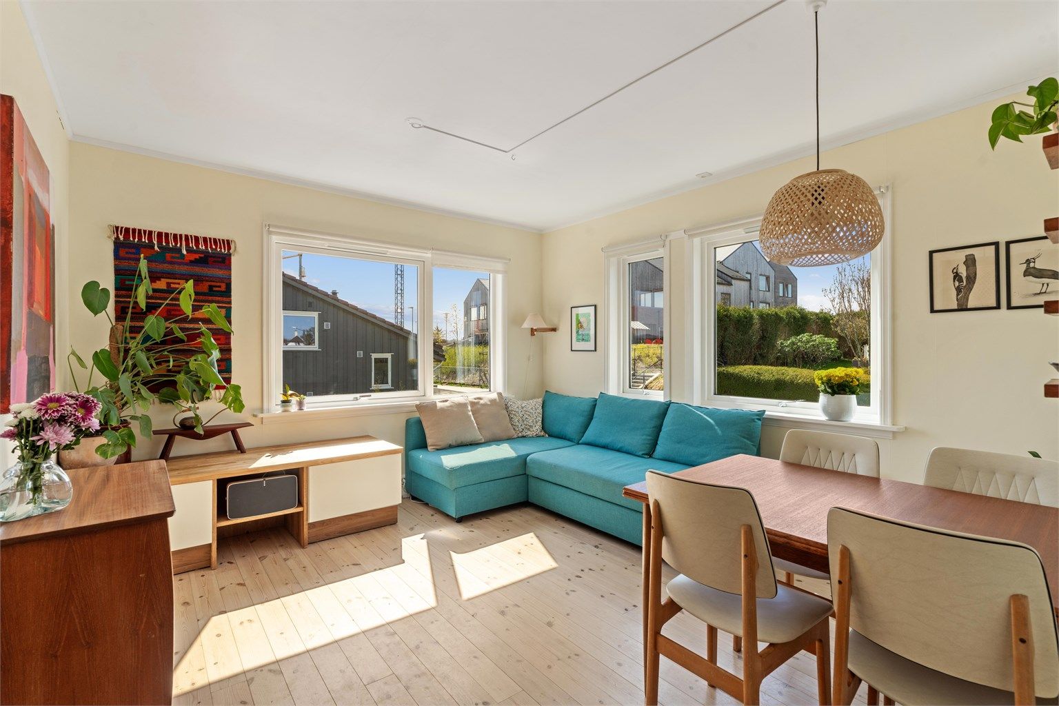 Velkommen til Øvrebøveien 10! En arealeffektiv og sjarmerende leilighet med gjennomgående tregulv og en åpen løsning mellom stue og kjøkken.
Foto: Martin Nordbø