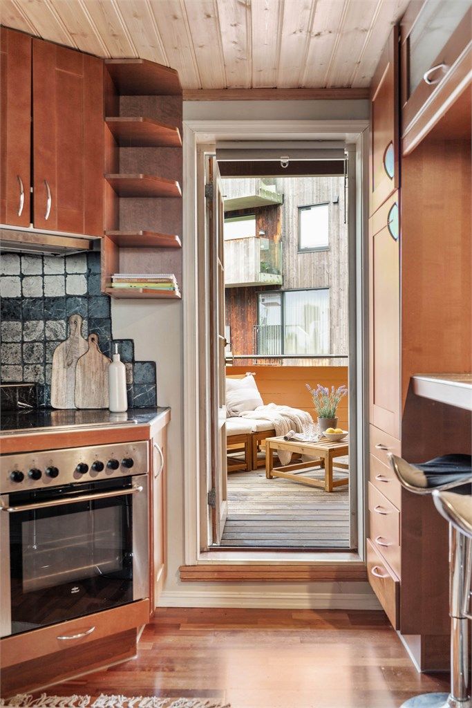Fra kjøkkenet er det direkte utgang til balkongen.