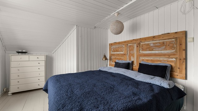 Soverommet i loftsetasjen er innredet med en lun og rolig atmosfære, og har god plass til dobbeltseng og oppbevaring.