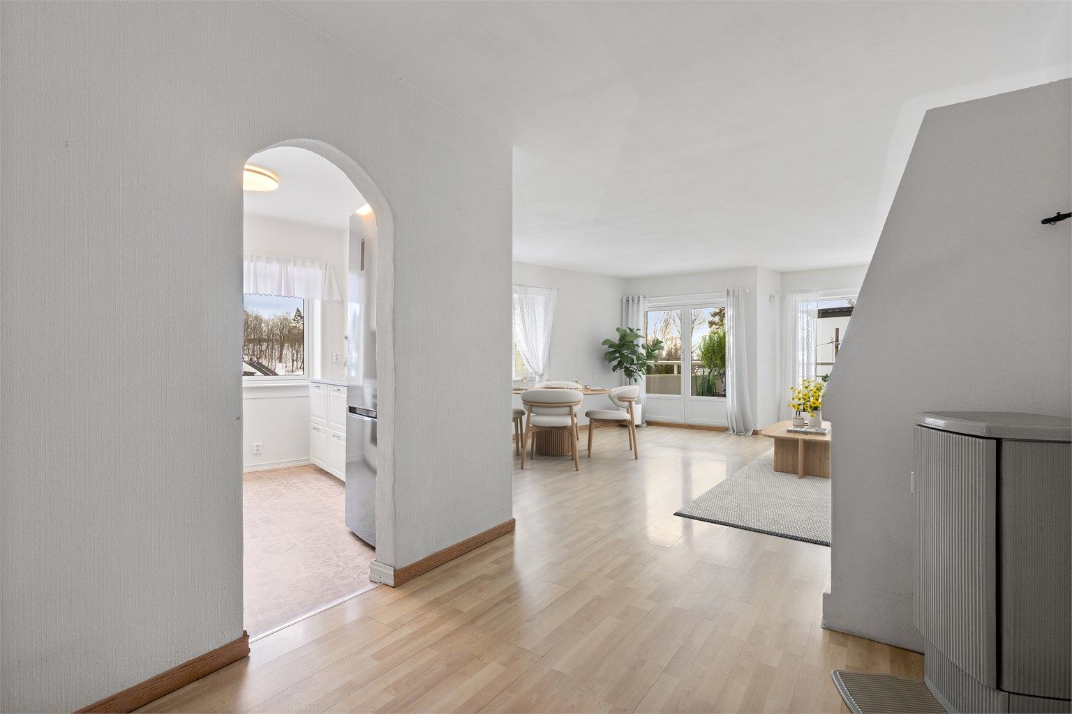 Alle vinduer inkludert balkongdør ble skiftet ut i 2021 i regi av sameiet. Det ble også utført etterisolering i bygget (digital styling)