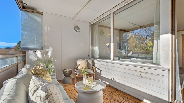Her har du plass til sittegruppe samt ekstra møblement til å nyte sene sommerkvelder.