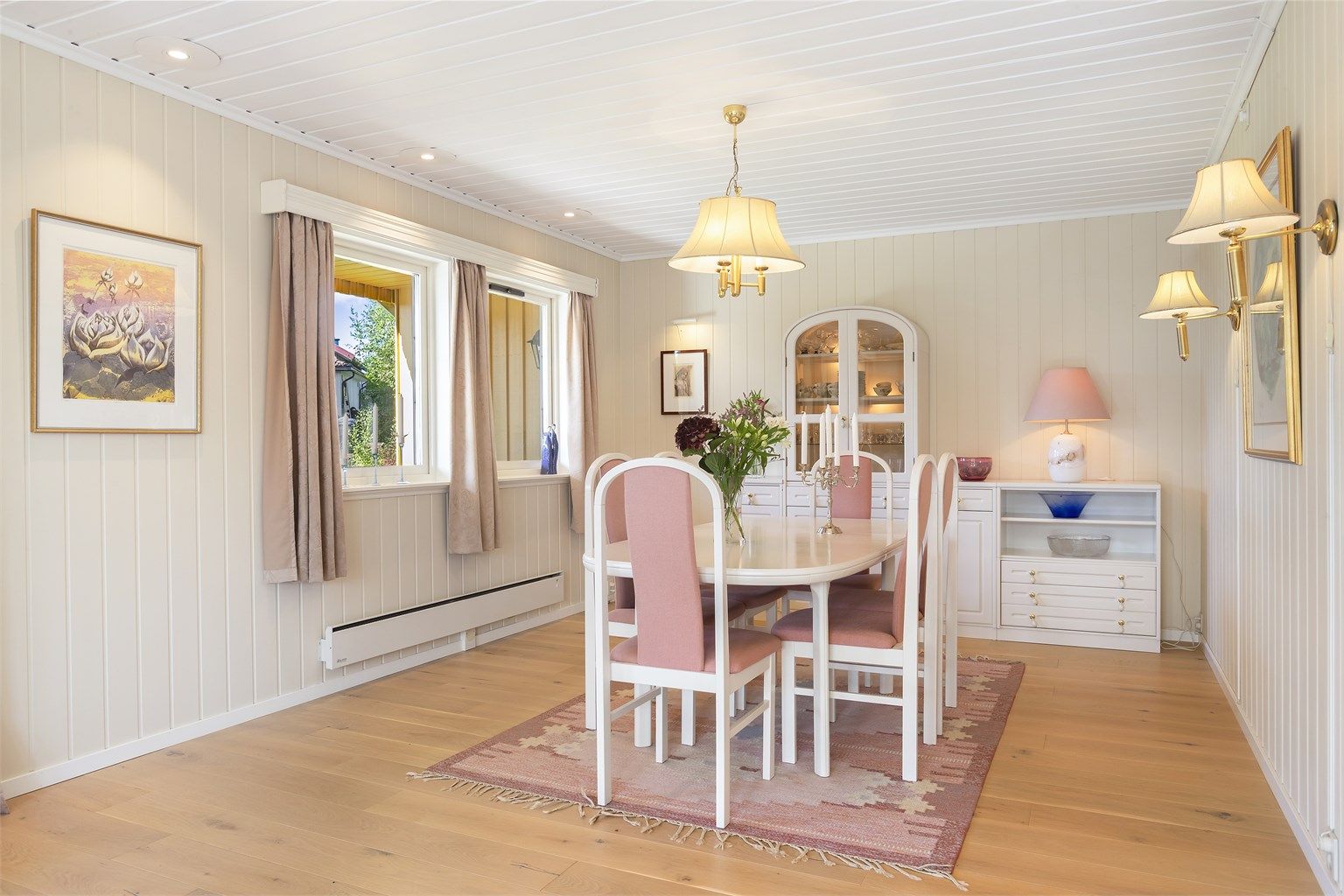 Boligens spisestue har god plass til langbord med sitteplass til mange.