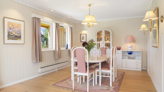 Boligens spisestue har god plass til langbord med sitteplass til mange.