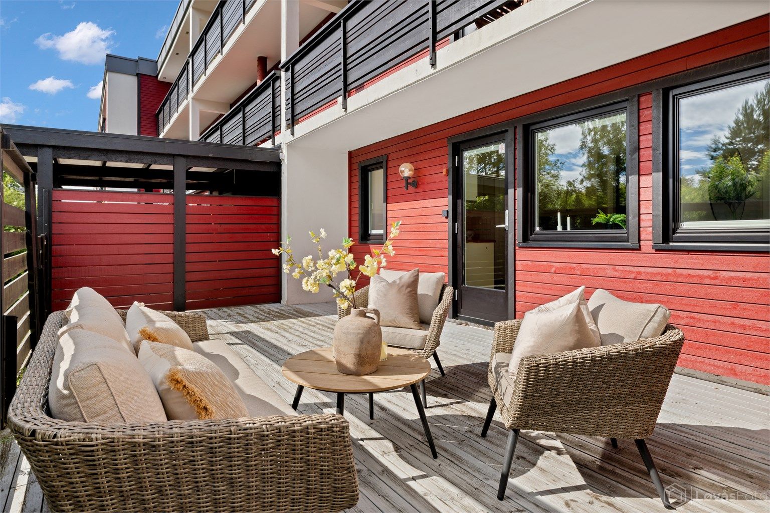 Romslig markterrasse på ca. 28 m² som ligger med utgang fra kjøkkenet. Terrassen gir gode muligheter for utemøblering, grilling og hyggelige sammenkomster. Her finner du også en praktisk sportsbod.
Foto: John Løvås