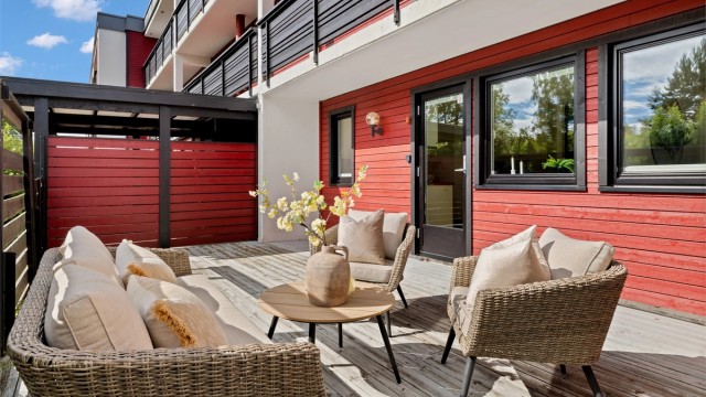 Romslig markterrasse på ca. 28 m² som ligger med utgang fra kjøkkenet. Terrassen gir gode muligheter for utemøblering, grilling og hyggelige sammenkomster. Her finner du også en praktisk sportsbod.
Foto: John Løvås