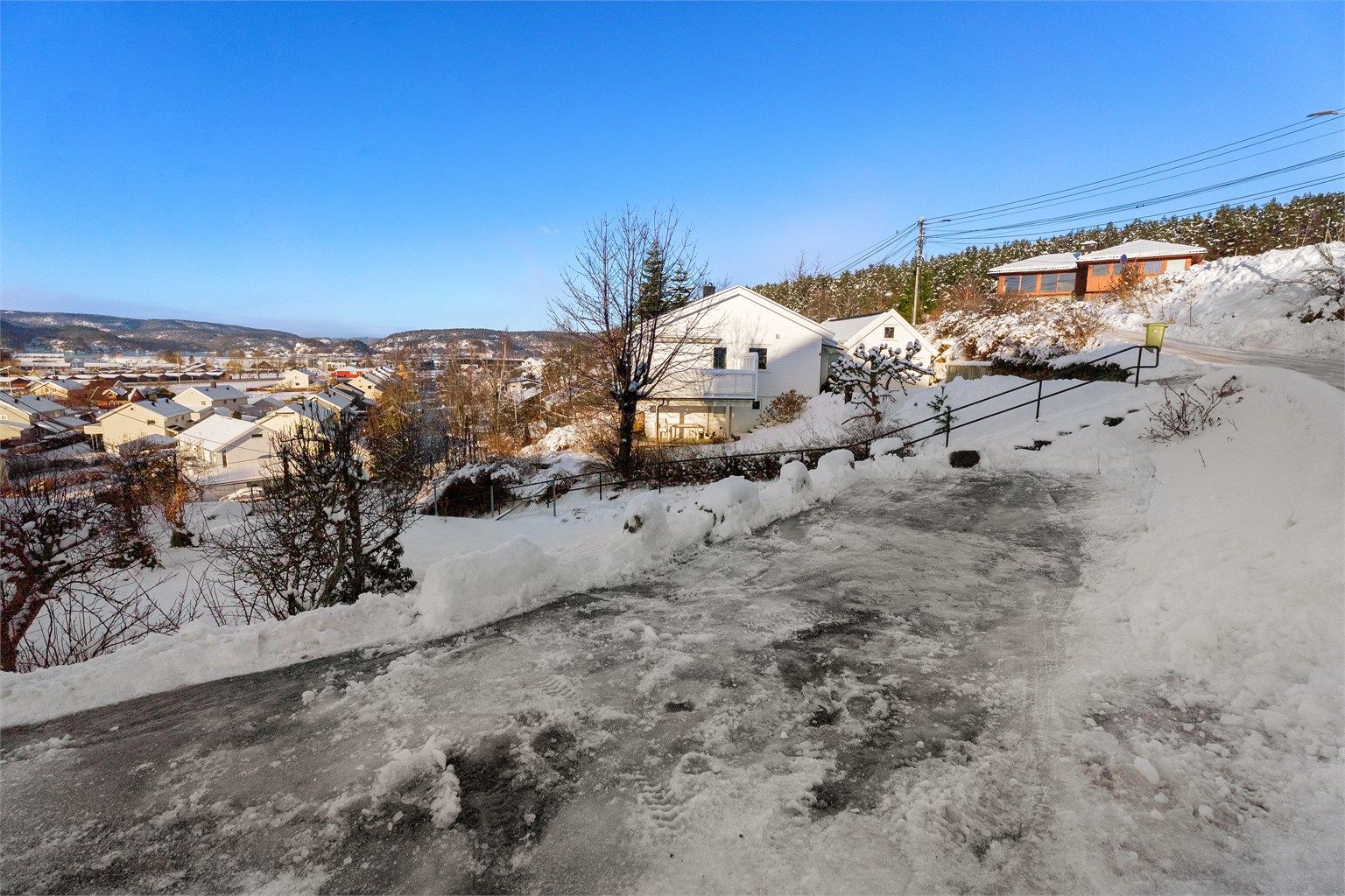 Parkeringsplassen ligger rett med trappen som er en liten snarvei ned mot hovedveien