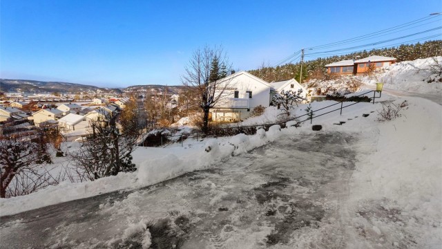 Parkeringsplassen ligger rett med trappen som er en liten snarvei ned mot hovedveien