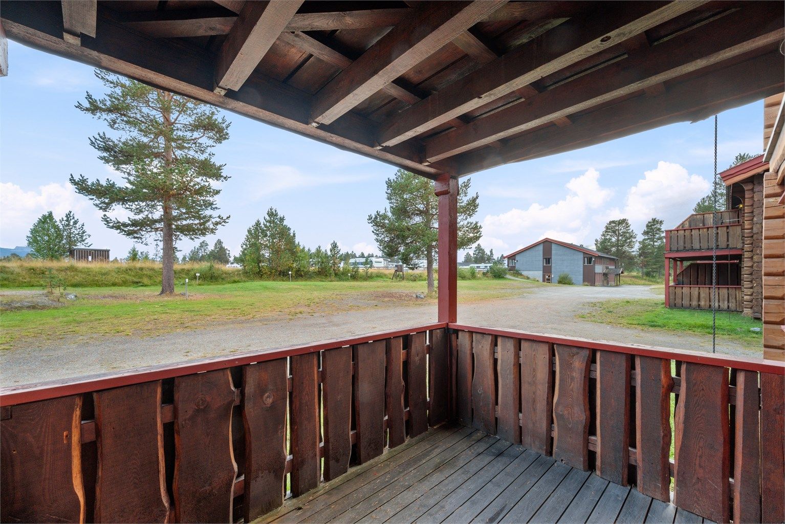 Utgang til terrasse fra stuen, med fin utsikt og gode solforhold. Uteplassen har sol fra formiddagen og store deler av ettermiddagen.