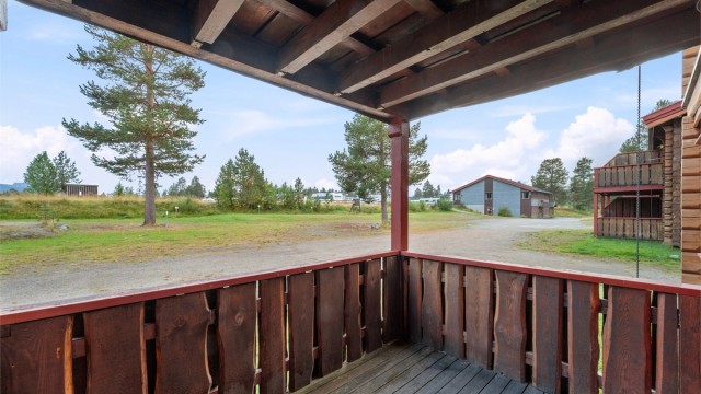 Utgang til terrasse fra stuen, med fin utsikt og gode solforhold. Uteplassen har sol fra formiddagen og store deler av ettermiddagen.