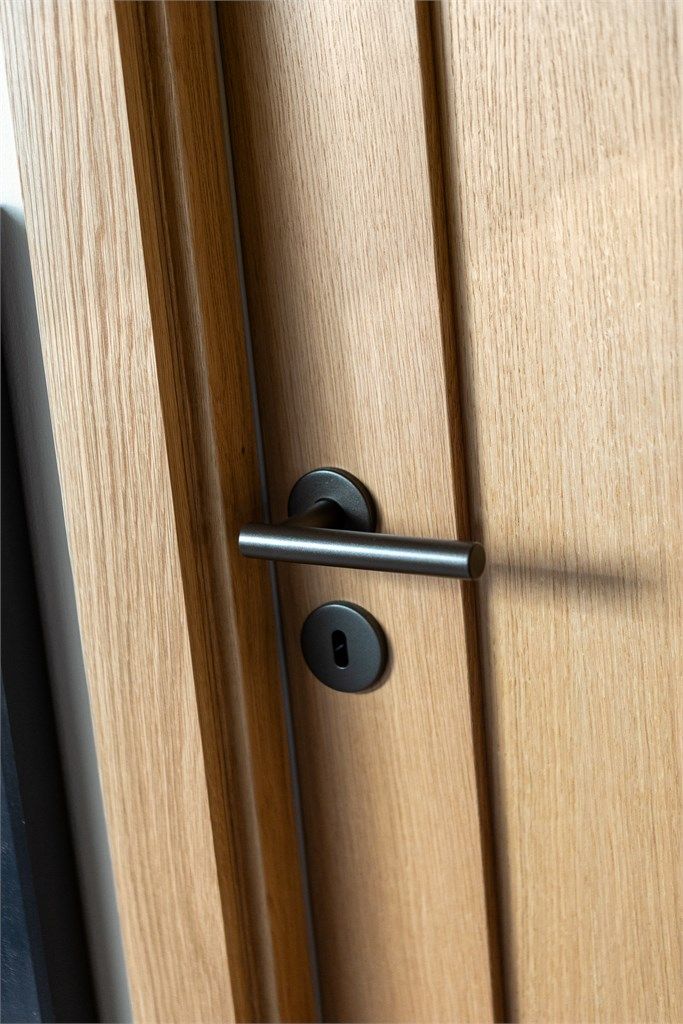 De nye innerdørene er i stilren eik, som komplementerer boligen godt
