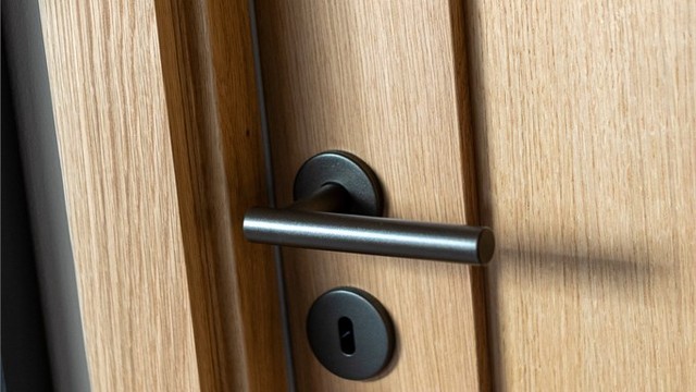 De nye innerdørene er i stilren eik, som komplementerer boligen godt