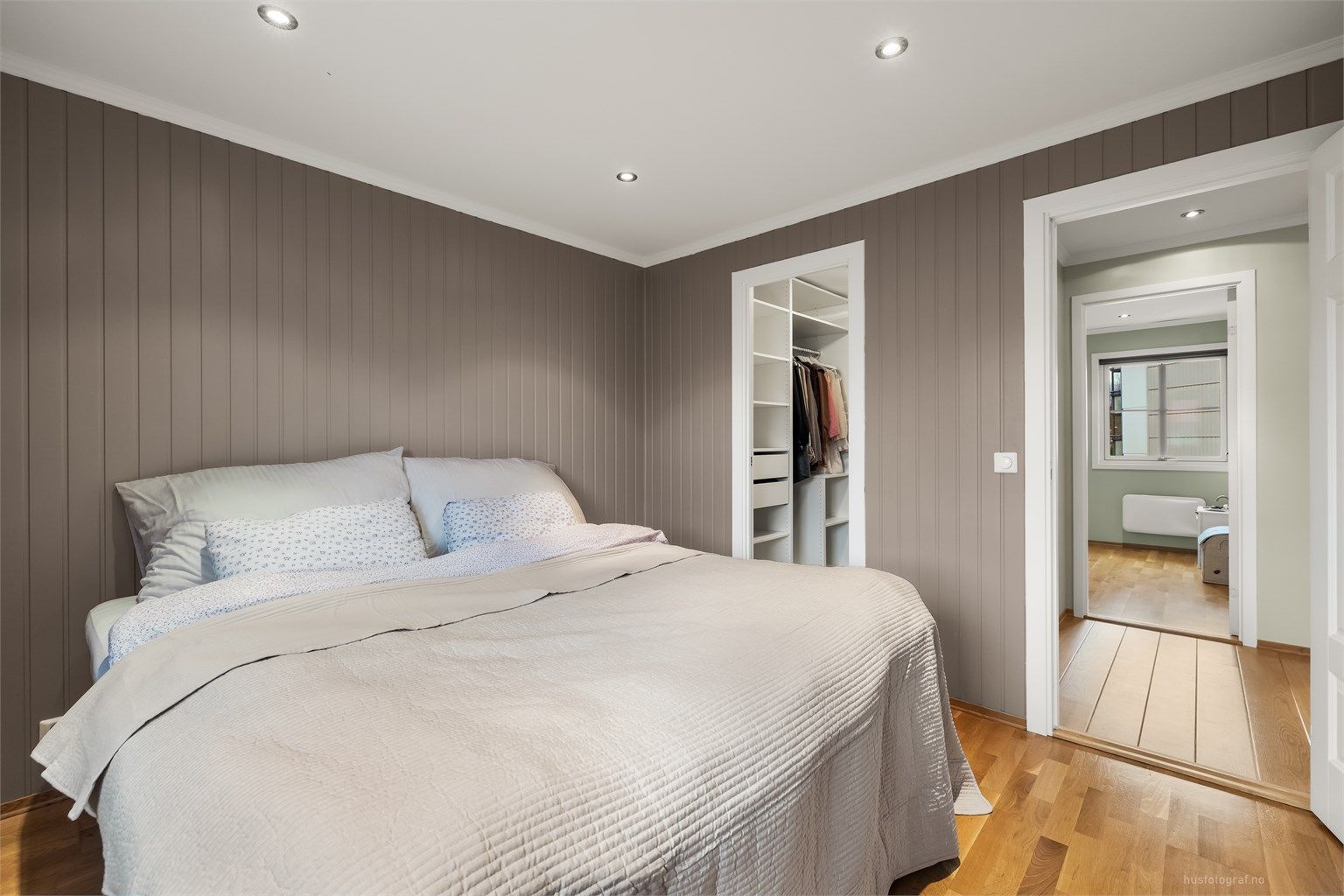 Fra hovedsoverommet er det direkte tilgang til et praktisk walk-in-garderobe.