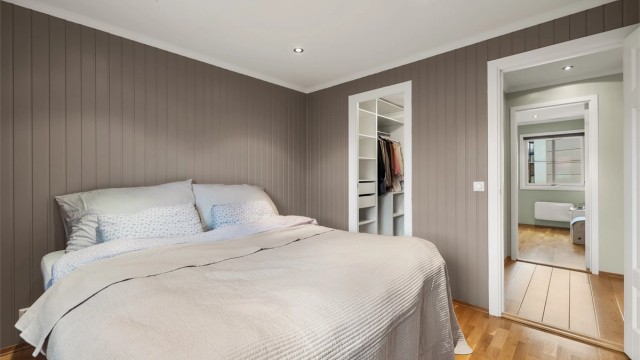 Fra hovedsoverommet er det direkte tilgang til et praktisk walk-in-garderobe.