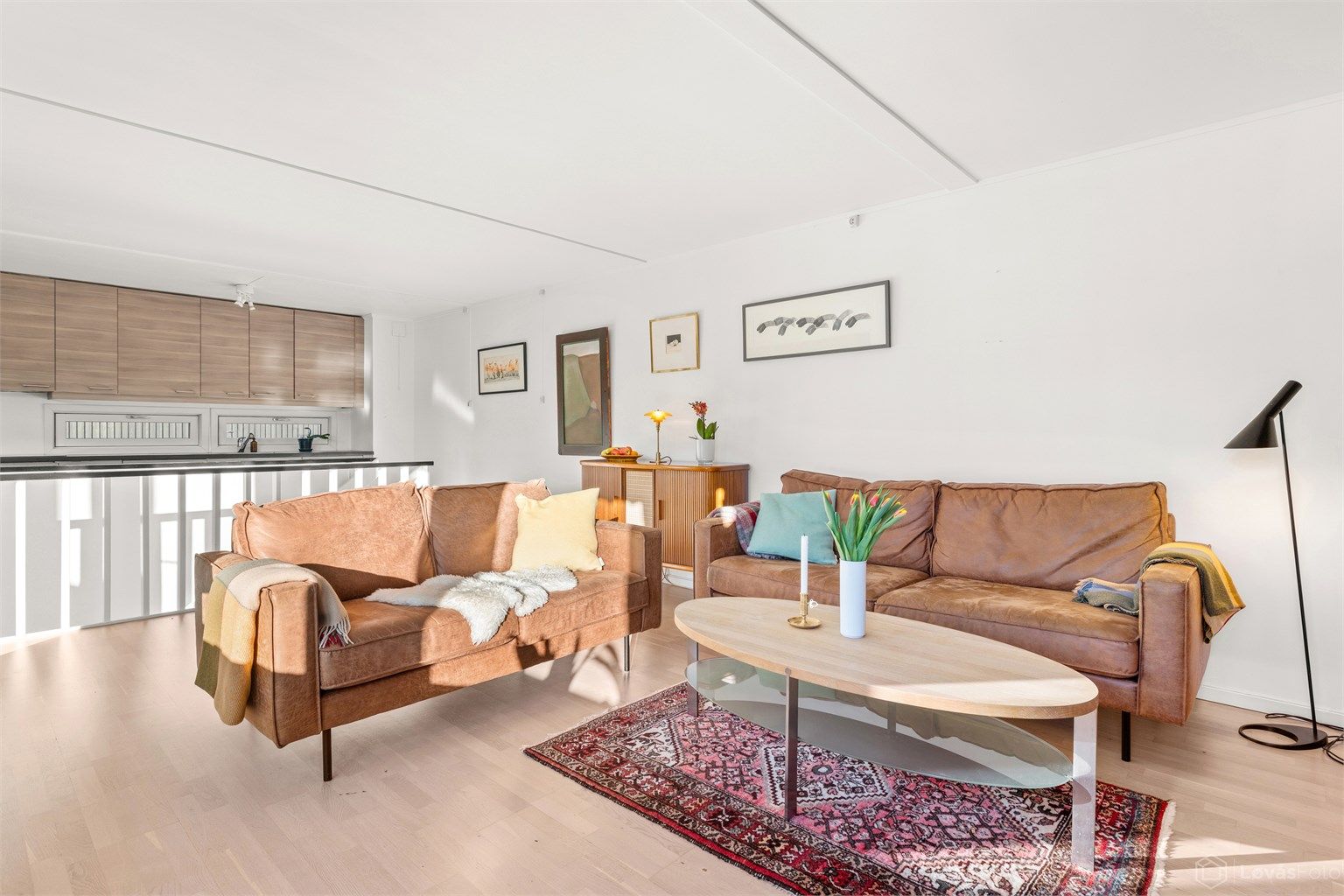 Den åpne planløsningen binder stue og kjøkken sammen på en fin måte.