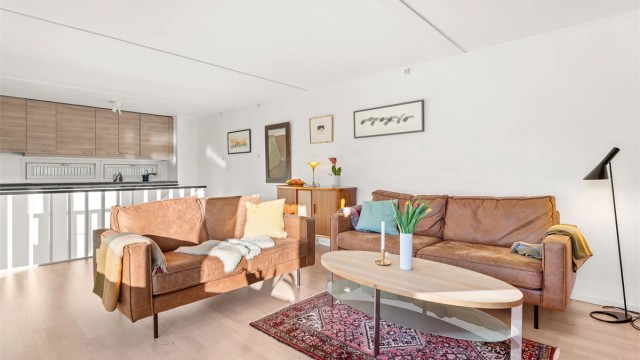 Den åpne planløsningen binder stue og kjøkken sammen på en fin måte.