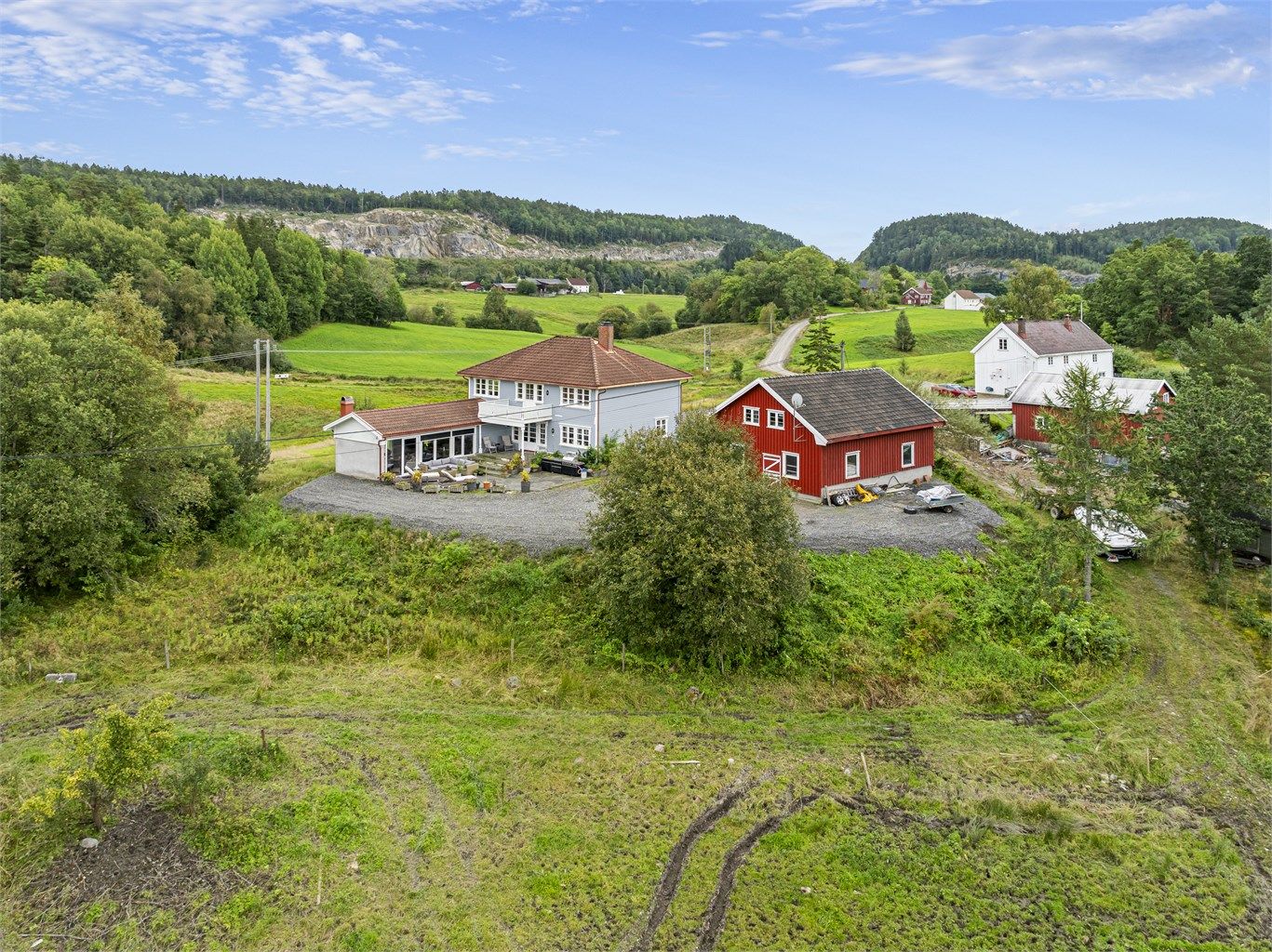Sola skinner på eiendommen fra kl. 07-22:00 midtsommers!
