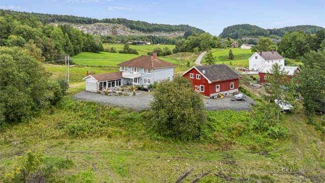 Sola skinner på eiendommen fra kl. 07-22:00 midtsommers!