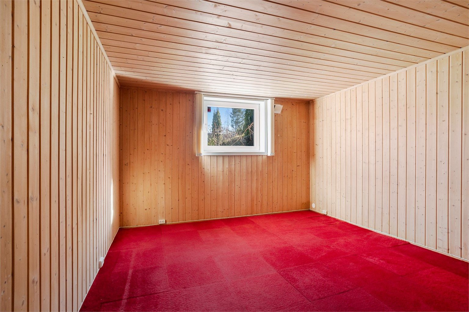 Rom i underetasjen, i dag benyttet som soverom. Rommet er opprinnelig betegnet som hobbyrom og er ikke bruksendret hos kommunen, (ikke godkjent til varig opphold).