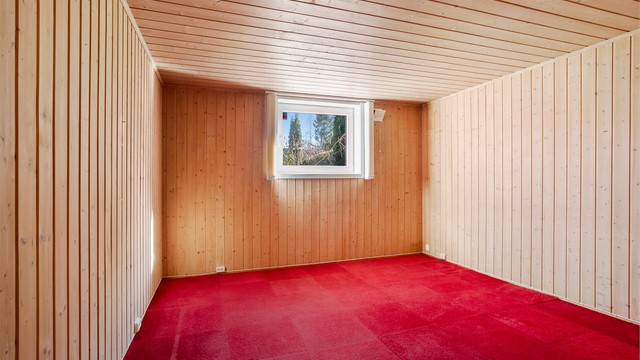 Rom i underetasjen, i dag benyttet som soverom. Rommet er opprinnelig betegnet som hobbyrom og er ikke bruksendret hos kommunen, (ikke godkjent til varig opphold).