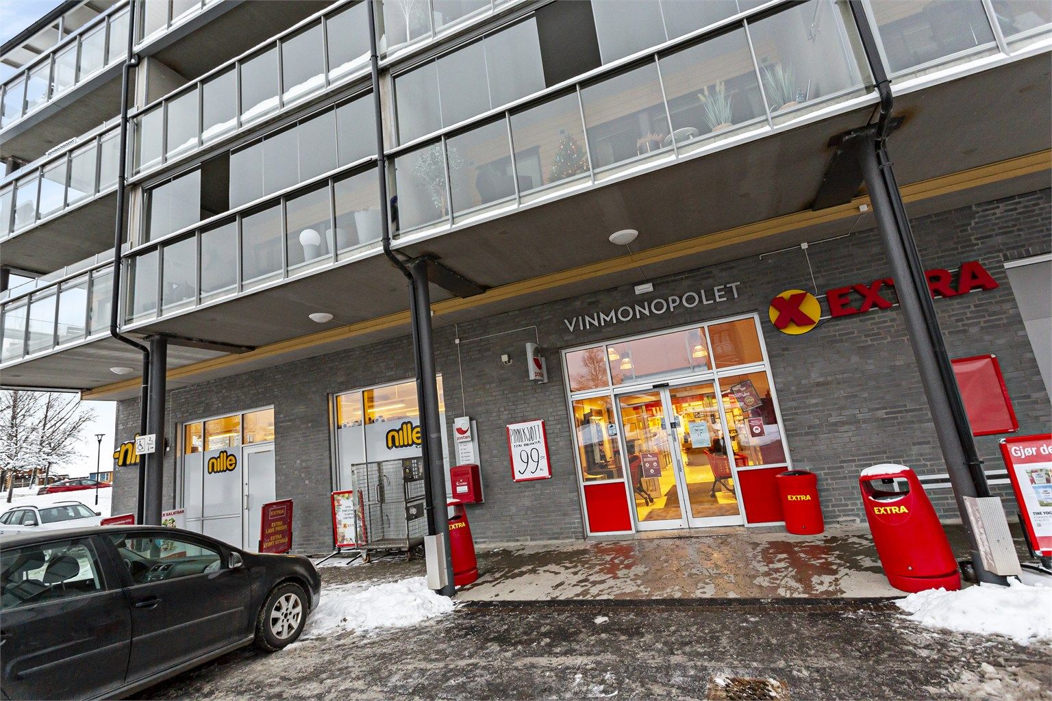 Dagligvarehandel er enkelt med både Coop Extra og Vinmonopolet i umiddelbar nærhet.