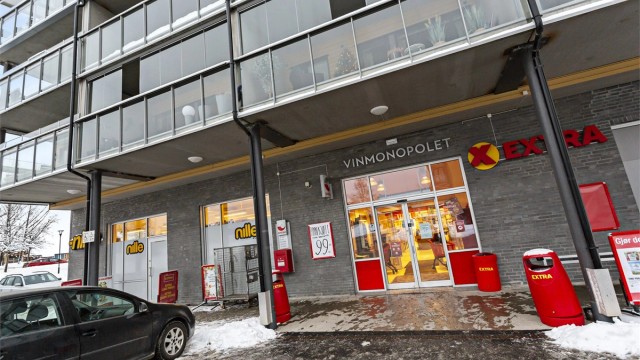 Dagligvarehandel er enkelt med både Coop Extra og Vinmonopolet i umiddelbar nærhet.