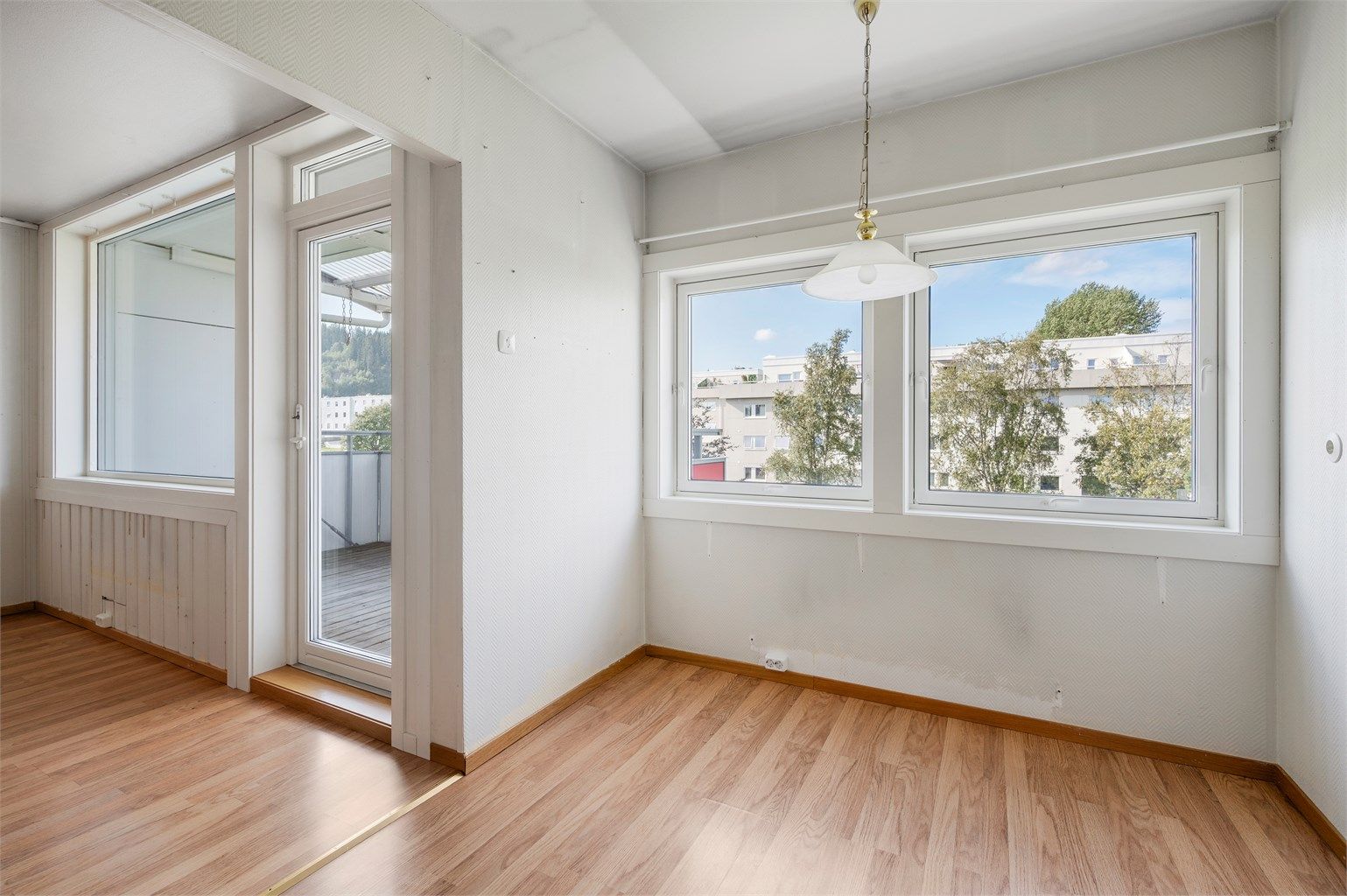 Kjøkkenet på 12 kvm har en naturlig sone for spiseplass, med god plass til et hyggelig frokostbord.