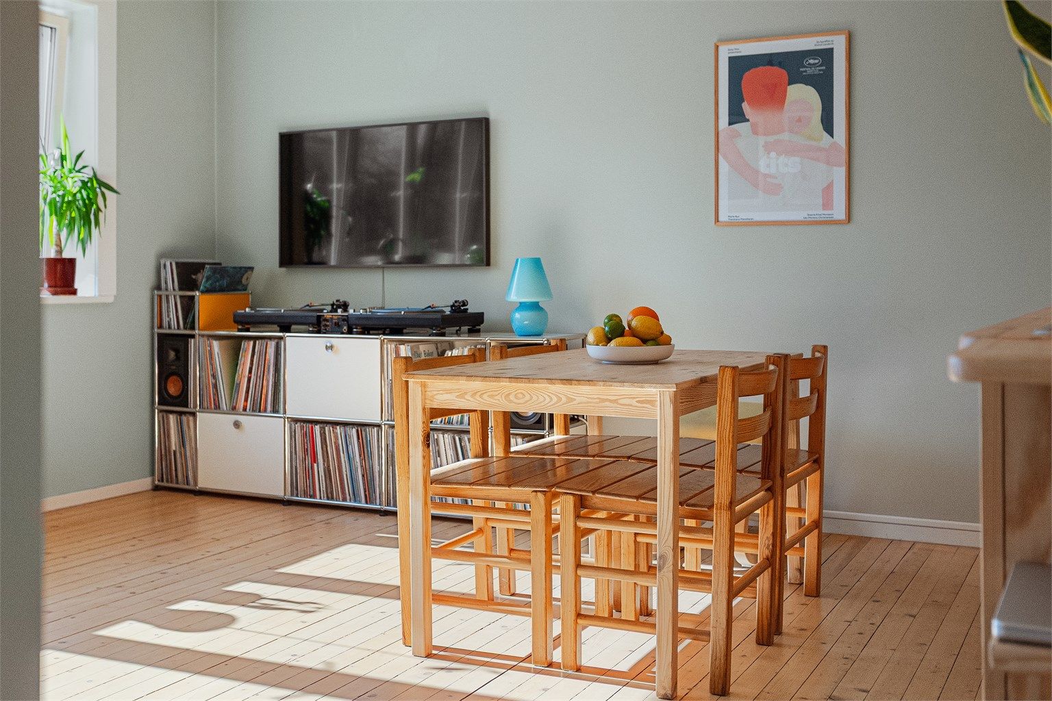 Leiligheten varmes opp av radiatorer med vannbåren varme, og varmtvann er inkludert i fellesutgiftene.