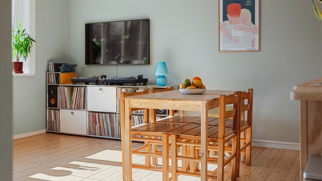 Leiligheten varmes opp av radiatorer med vannbåren varme, og varmtvann er inkludert i fellesutgiftene.