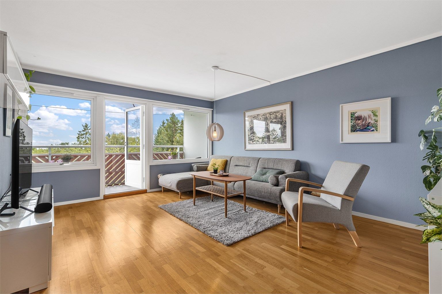 Lys og romslig stue med åpen løsning til spisestuen. I stuen er det god plass til sittegruppe og TV-område.