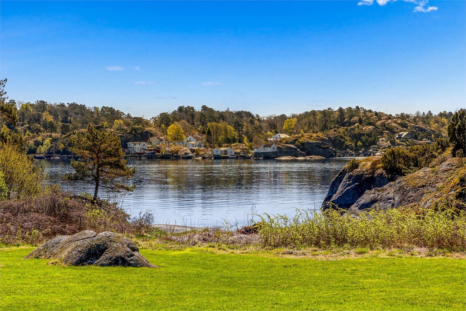 Utsikt mot Lille Arøya fra stranda nedenfor hytta.