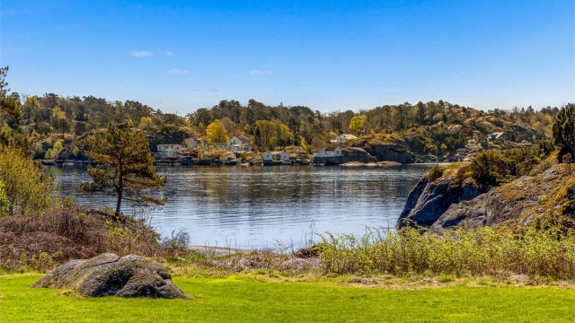 Utsikt mot Lille Arøya fra stranda nedenfor hytta.