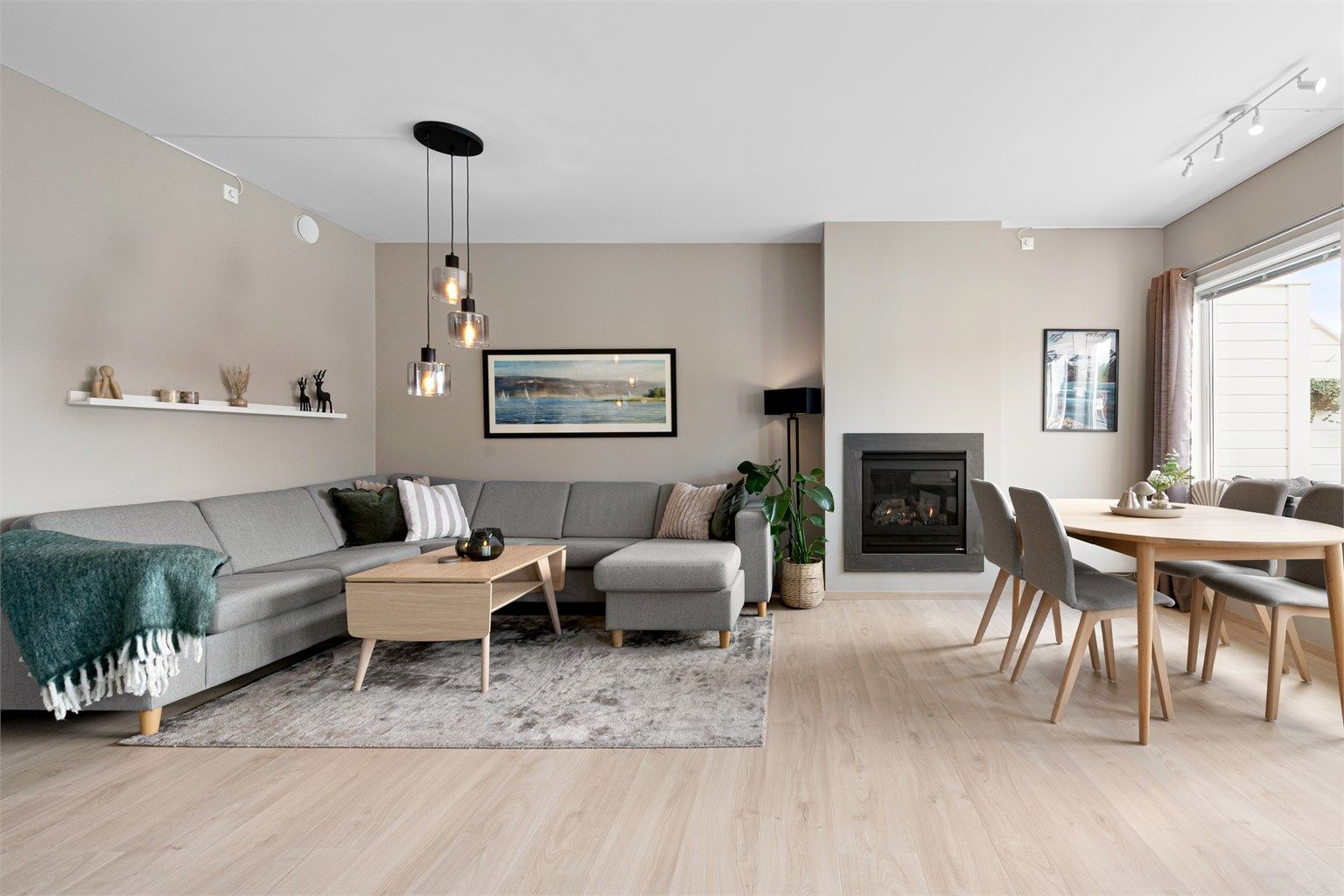 God plass til både hjørnesofa og spisebord i den åpne stueløsningen.