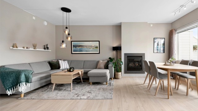 God plass til både hjørnesofa og spisebord i den åpne stueløsningen.