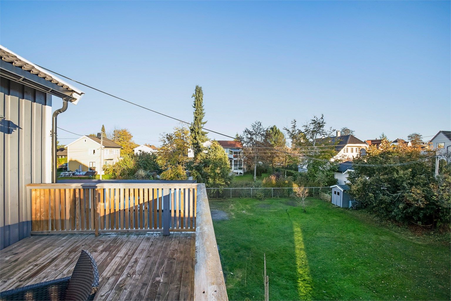 Fra verandaen har du fin utsikt over felleshagen og de grønne nærområdene.