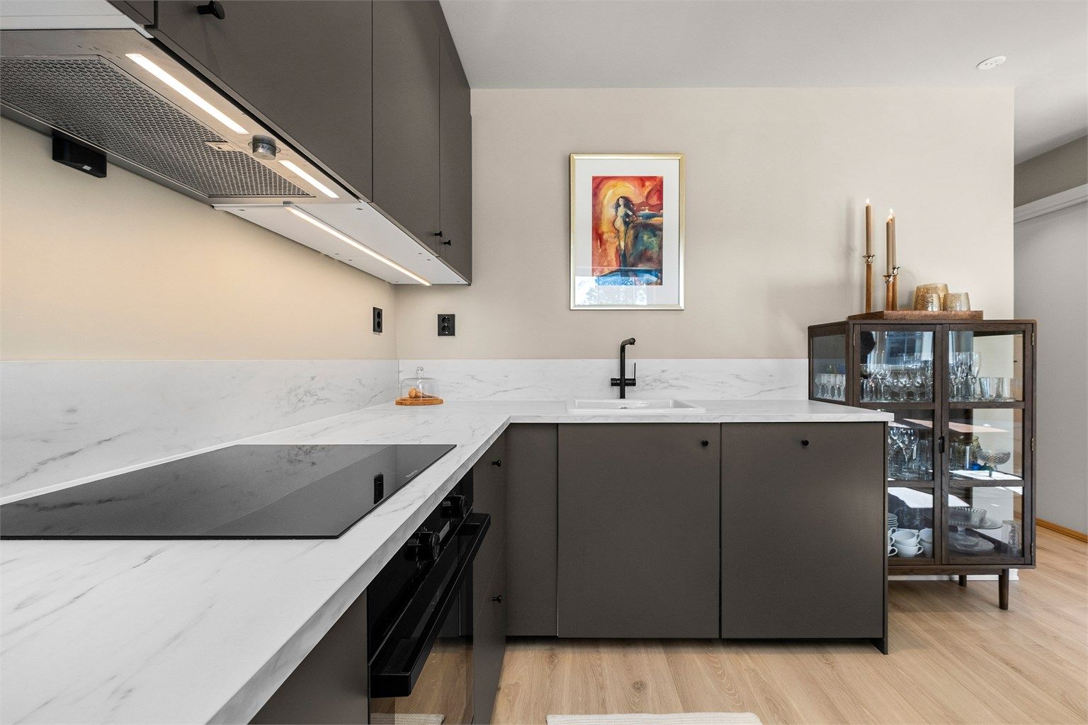 Den gode utformingen gir kjøkkenet en praktisk arbeidsflyt, samtidig som uttrykket fremstår moderne og gjennomført.