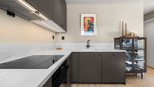 Den gode utformingen gir kjøkkenet en praktisk arbeidsflyt, samtidig som uttrykket fremstår moderne og gjennomført.