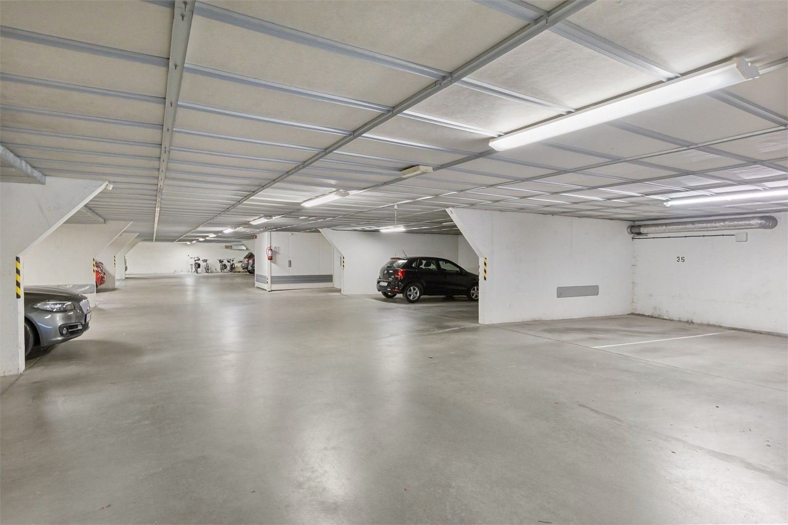 Leiligheten disponerer én garasjeplass i felles garasjeanlegg merket nr. 35