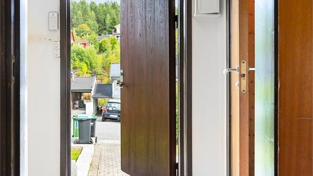 Inngangspartiet ønsker velkommen inn i boligens hovedetasje.