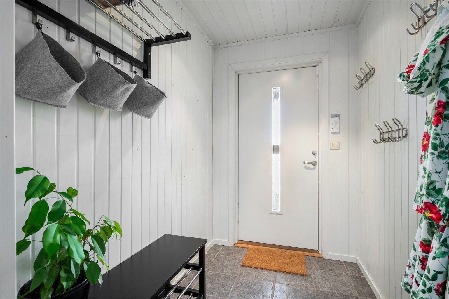 Inngangspartiet ligger i underetasjen, og har god plass til sko og klesheng. 