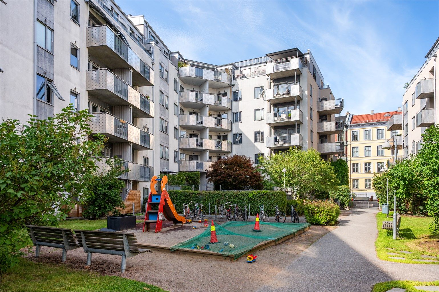 I bakgården er det i tillegg en felles lekeplass for beboerne; gode rammer for lek og hyggelige møter med naboene. 