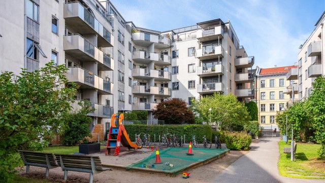 I bakgården er det i tillegg en felles lekeplass for beboerne; gode rammer for lek og hyggelige møter med naboene.