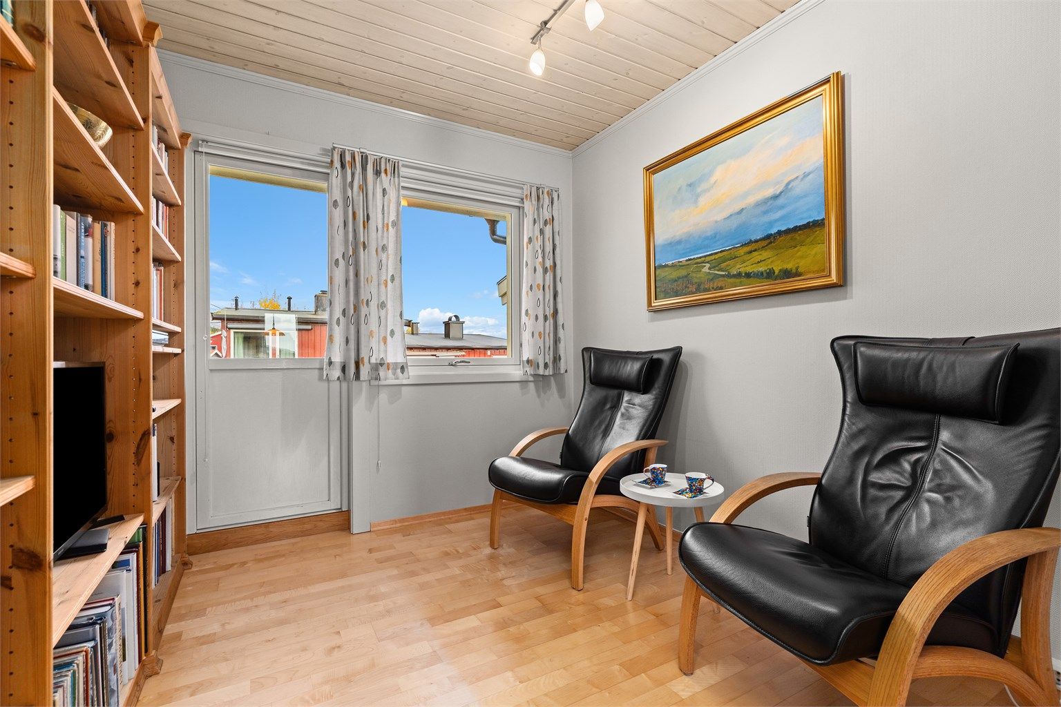 Tv stue med utgang til balkong med kveldssol. Etablering av dette rommet er ikke omsøkt og er heller ikke godkjent slik det fremstår.