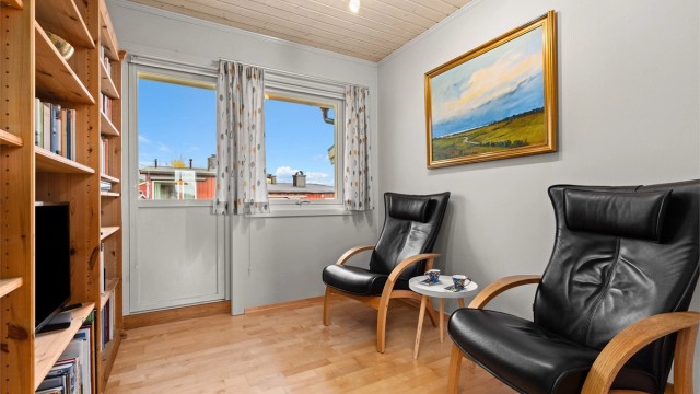 Tv stue med utgang til balkong med kveldssol. Etablering av dette rommet er ikke omsøkt og er heller ikke godkjent slik det fremstår.