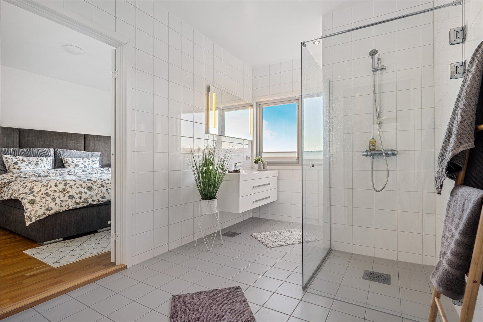 Badet har en praktisk plassering i tilknytning til hovedsoverommet. 