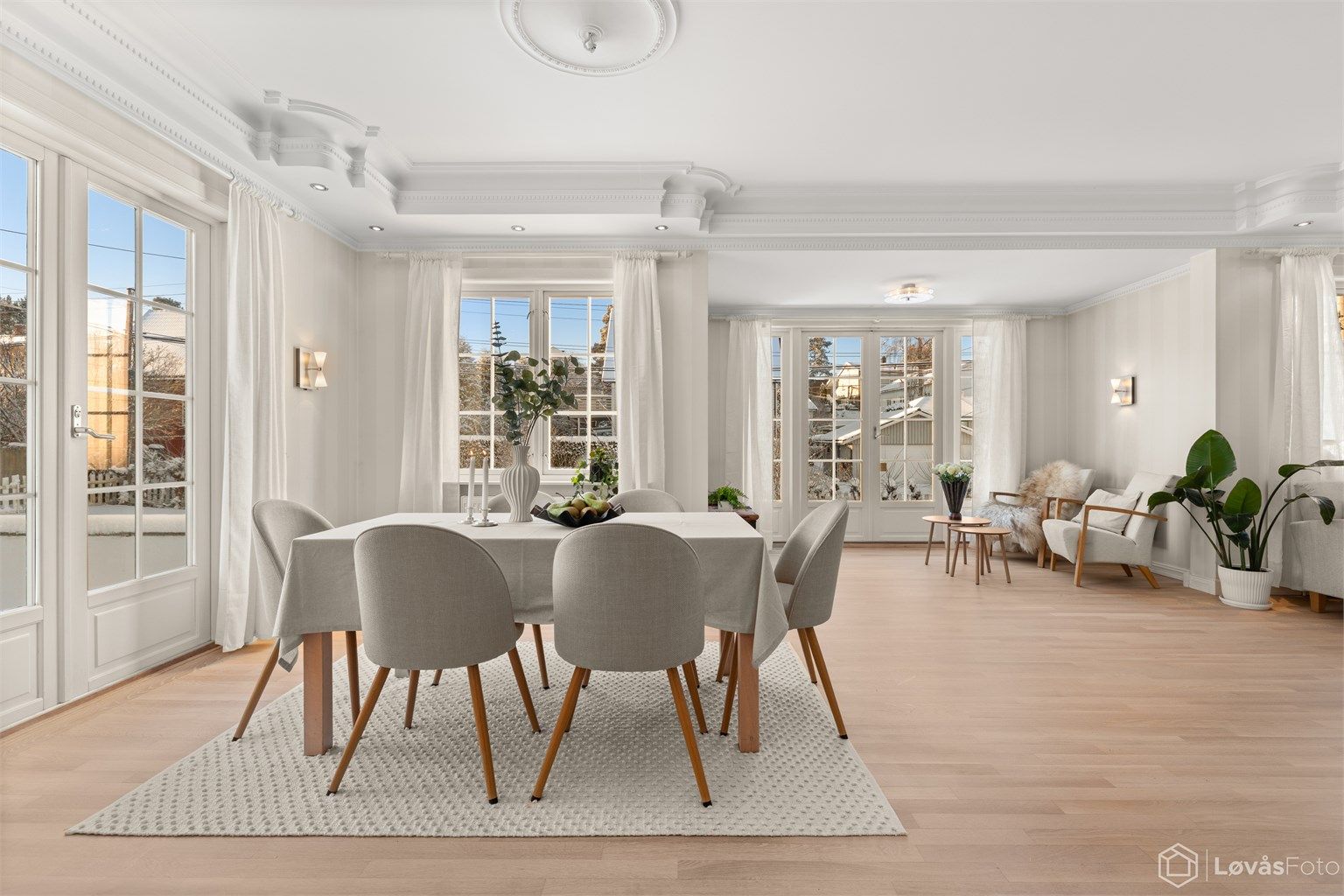 Den romslige hovedetasjen er skreddersydd for både hverdagsliv og sosiale sammenkomster. Store vindusflater slipper inn rikelig med naturlig lys, samtidig som de byr på flott utsyn til  hagen