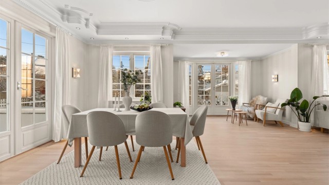 Den romslige hovedetasjen er skreddersydd for både hverdagsliv og sosiale sammenkomster. Store vindusflater slipper inn rikelig med naturlig lys, samtidig som de byr på flott utsyn til hagen